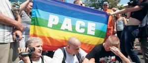 Demo und Gegendemo. In Warschau haben Rechtsradikale versucht, die Lesben- und Schwulenparade „Europride“ zu stoppen. Hier treffen die beiden Gruppen aufeinander. 
