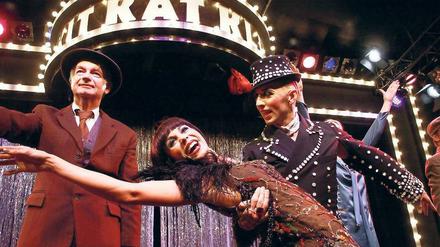 Glitzerwelt. Sally Bowles (Sophie Berner), Herr Schultz (Peter Kock, l.) und der Conferencier (Michael Kargus). Foto: Davids/Mueller