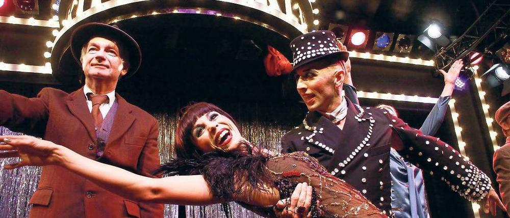 Glitzerwelt. Sally Bowles (Sophie Berner), Herr Schultz (Peter Kock, l.) und der Conferencier (Michael Kargus). Foto: Davids/Mueller