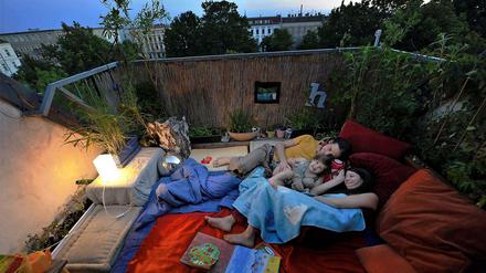 Im Sommer können Nächte mit hohen Temperaturen zur Qual werden. Gute Bettdecken und Bezüge können helfen.