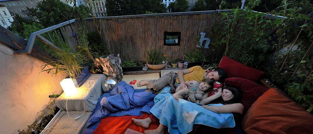 Im Sommer können Nächte mit hohen Temperaturen zur Qual werden.  Gute Bettdecken und Bezüge können helfen.