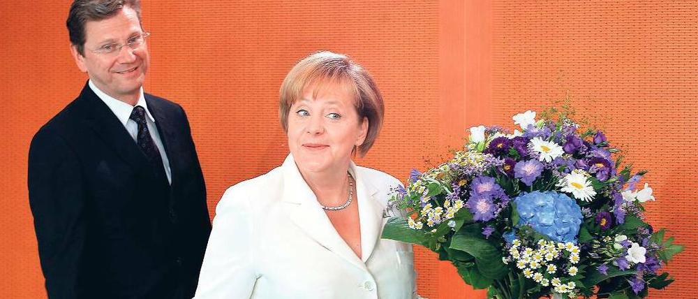 Gute Miene zu Beginn der Kabinettsitzung. Trotz Streitigkeiten und des Umfragetiefs sieht Merkel (CDU) ihre Koalition mit Westerwelle (FDP) auf gutem Kurs. Foto: Wolfgang Kumm/dpa