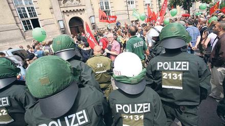 Prinzip Hoffnung. Sowohl bei den Polizisten, die die Versammlung im Rathaus schützten, als auch bei den Gegendemonstranten davor war am Sonnabend Grün zu sehen.