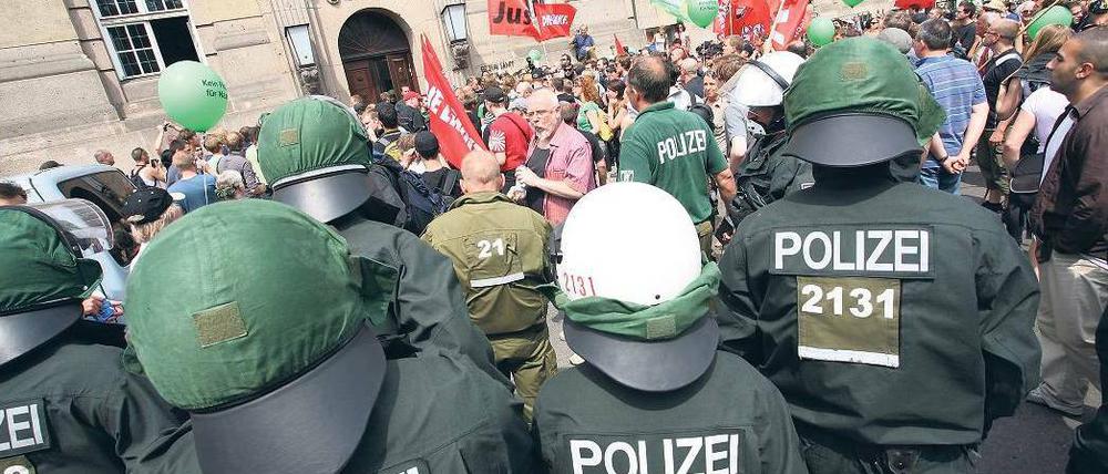 Prinzip Hoffnung. Sowohl bei den Polizisten, die die Versammlung im Rathaus schützten, als auch bei den Gegendemonstranten davor war am Sonnabend Grün zu sehen.