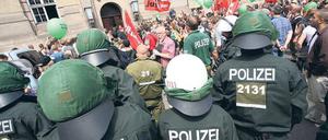 Prinzip Hoffnung. Sowohl bei den Polizisten, die die Versammlung im Rathaus schützten, als auch bei den Gegendemonstranten davor war am Sonnabend Grün zu sehen. 