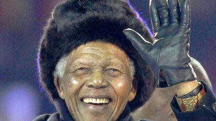 Auch Nelson Mandela lässt sich das Finale zwischen Holland und Spanien nicht entgehen.
