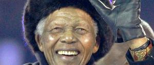 Auch Nelson Mandela lässt sich das Finale zwischen Holland und Spanien nicht entgehen.