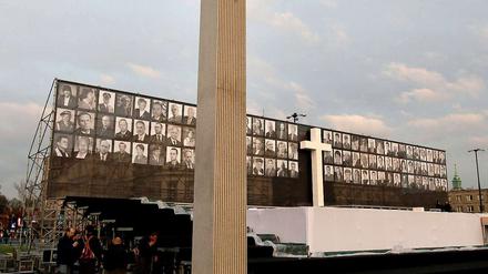 Das drei Meter hohe Holzkreuz erinnert an die Opfer des Flugzeugabsturzes und ist für die Kaczynski-Anhänger zur Pilgerstätte geworden.