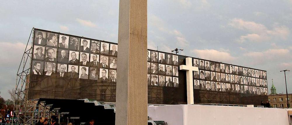Das drei Meter hohe Holzkreuz erinnert an die Opfer des Flugzeugabsturzes und ist für die Kaczynski-Anhänger zur Pilgerstätte geworden.