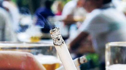Wir müssen draußen bleiben. Nach dem Erfolg der bayerischen Nichtraucher-Initiative droht möglicherweise auch in Berlin ein totales Rauchverbot in Gaststätten. 