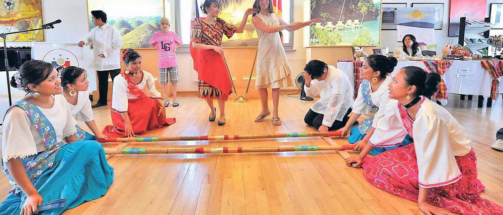 Philippinische Tänze. Für die Aufführungen wurden die Familien der Botschaftsmitarbeiter mobilisiert.
