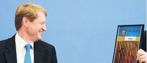 328 Mal hat er dort gesessen – auf dem Podium vor der Bundespressekonferenz. Als Abschiedsgeschenk bekam Ulrich Wilhelm unter anderem dieses Bild. Foto: Hannibal/dpa