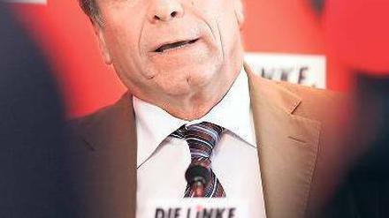 Für die kleinen Leute will sich die Linkspartei einsetzen – manche Genossen aber bezweifeln, dass der neue Vorsitzende Klaus Ernst dafür der richtige Mann ist. Foto: Wolfgang Kumm/dpa
