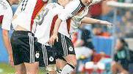 Weltmeisterlich. Die deutschen Juniorinnen bejubeln ihren Einzug ins Finale der U-20–WM. Foto: dpa
