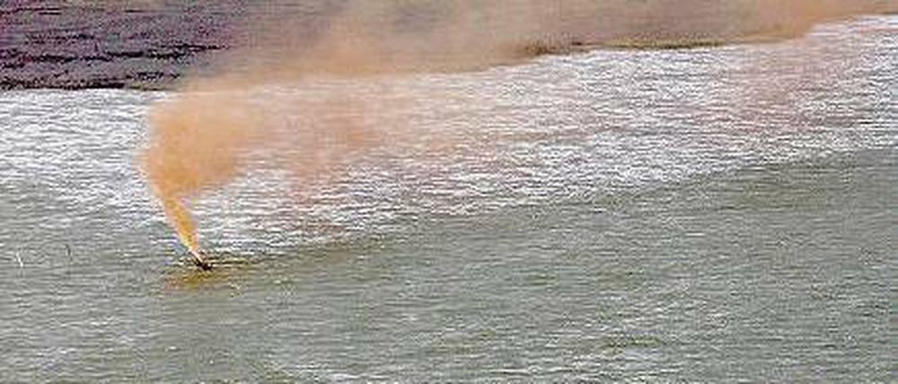 Neue Havarie. Eine kleine orange-braune Fontäne stößt Öl und Gas aus. Foto: dpa