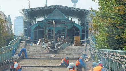 Bauarbeiter auf dem heißen Blechdach. Die Hochbahnstrecke in der Schönhauser Allee ist derzeit ohne Gleise.