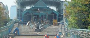 Bauarbeiter auf dem heißen Blechdach. Die Hochbahnstrecke in der Schönhauser Allee ist derzeit ohne Gleise.