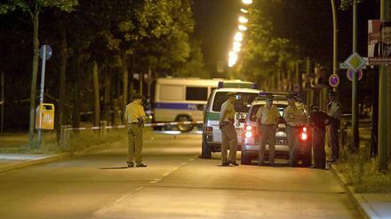 Sie schlagen sich die Nacht um die Ohren: Berliner Polizei im Einsatz im Rockermilieu.