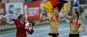 Lisa Ryzih (Mi.), Siegerin Svetalana Feofanova (li.) und Silke Spiegelburg freuen sich über ihre Medaillen.