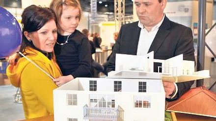 Kaufen oder verkaufen? Die einen sagen so, die anderen sagen so. Foto: Jan Woitas dpa/lhe