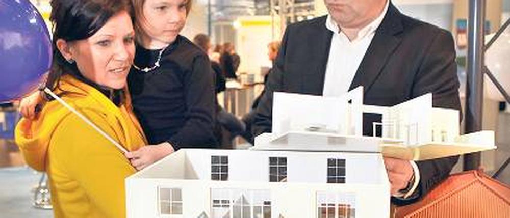 Kaufen oder verkaufen? Die einen sagen so, die anderen sagen so. Foto: Jan Woitas dpa/lhe