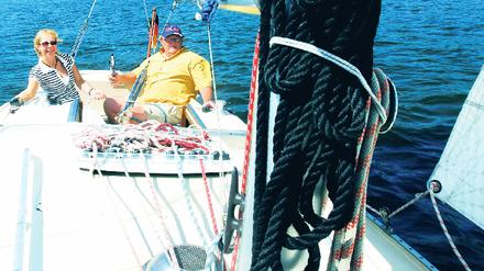 Entspannt an der Pinne. Collin Foster, einst Sergeant der britischen Armee, segelt seit Alliiertenzeiten auf der Havel. Mit seiner Acht-Meter-Yacht fährt er in Begleitung seiner Frau Gabi am liebsten vom Hafengelände des Deutsch-Britischen Yacht Clubs zur Pfaueninsel. Dort zu ankern und auf dem Wasser zu picknicken, findet er cool.