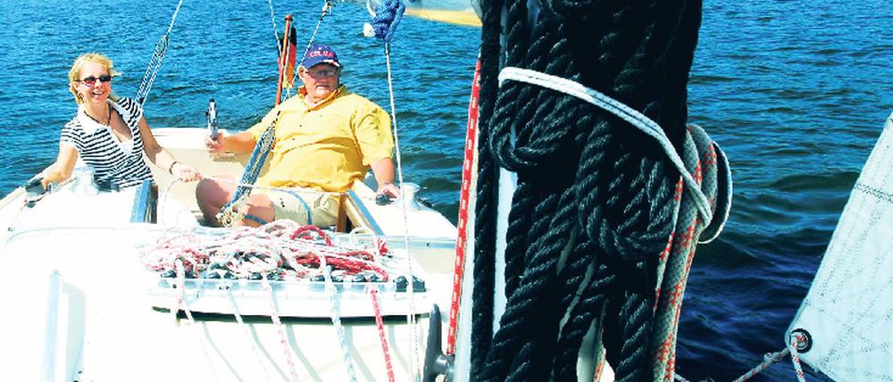 Entspannt an der Pinne. Collin Foster, einst Sergeant der britischen Armee, segelt seit Alliiertenzeiten auf der Havel. Mit seiner Acht-Meter-Yacht fährt er in Begleitung seiner Frau Gabi am liebsten vom Hafengelände des Deutsch-Britischen Yacht Clubs zur Pfaueninsel. Dort zu ankern und auf dem Wasser zu picknicken, findet er cool.