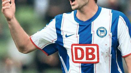Der Ansager. Andre Mijatovic verteilt auf dem Feld Anweisungen. Foto: contrastphoto