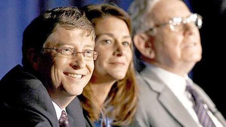 Bill Gates, seine Frau Melinda und Warren Buffett im Jahr 2006.
