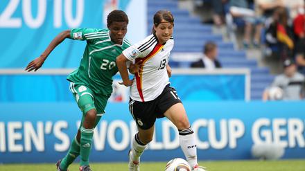 Sylvia Arnold (re.) imKampf um den Ball mit der Nigerianerin Osinachi Ohale.