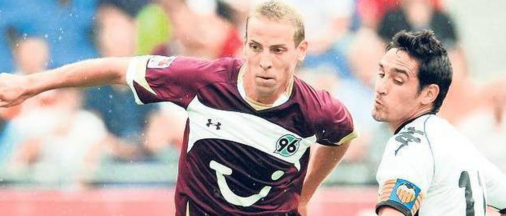 Im Vorwärtsgang. Zuletzt hat Hannover 96 die meisten Gegentore der Bundesliga kassiert. Mit Stürmer Jan Schlaudraff (links) soll es jetzt öfter nach vorne gehen.