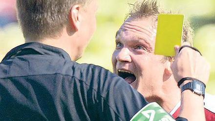 Was pfeifst Du? Berliner Schiedsrichter nennen die B- und C-Klasse „Prügelklassen“, Beschimpfungen sind für sie normal. 