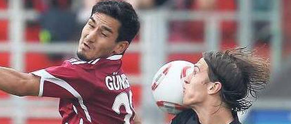 Team ohne Stars. Die Nürnberger, hier Ilkay Gündogan (links) im Zweikampf mit Stijn Wuytens vom PSV Eindhoven, sind ohne auffällige Solisten meist besser.