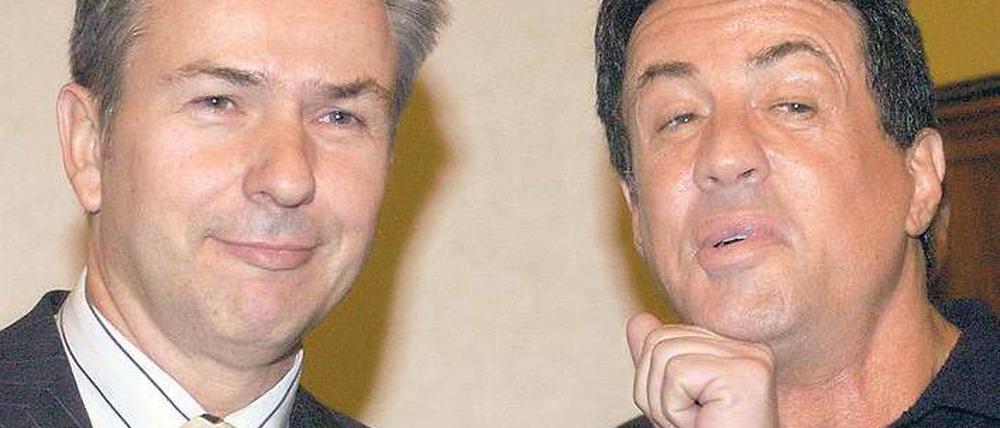 Ruckzuck ist die Lippe dick. Schon vor sechs Jahren war Sylvester Stallone in Berlin zu Gast. Kaus Wowereit drückte ihm prompt die Faust unters Kinn. Foto: dpa/Altwein