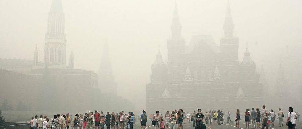 Am tapfersten sind die Touristen. Sie wollen es sich nicht nehmen lassen, den Roten Platz zu besuchen. Foto: Ulf Mauder/dpa