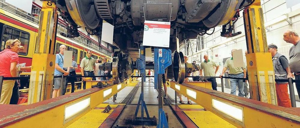 Inspektion. Besucher konnten die Fahrzeuge auch von unten betrachten – und die anfälligen Räder und Achsen aus der Nähe betrachten. Mehr als 20 000 Menschen kamen zum Besuchertag. Foto: ddp