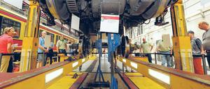 Inspektion. Besucher konnten die Fahrzeuge auch von unten betrachten – und die anfälligen Räder und Achsen aus der Nähe betrachten. Mehr als 20 000 Menschen kamen zum Besuchertag. Foto: ddp