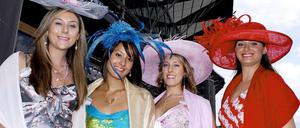 Hut auf. Reiche Damen, wie hier auf der englischen Galopprennbahn Epsom Downs, können sich auf ein längeres Leben freuen.