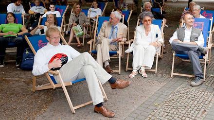 Protest in Liegestühlen auf dem Gendarmenmarkt.