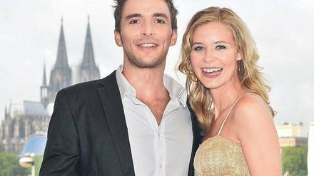 Am Ende mit A. Die Schauspieler Max Alberti und Jessica Ginkel wagen sich in Köln mit „Lena – Liebe meines Lebens“ an eine ganzjährige Serienproduktion.