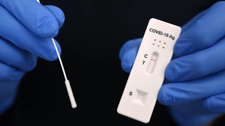  Negativer Sars-CoV-2-Rapid-Antigen-Schnelltest und Tupfer.