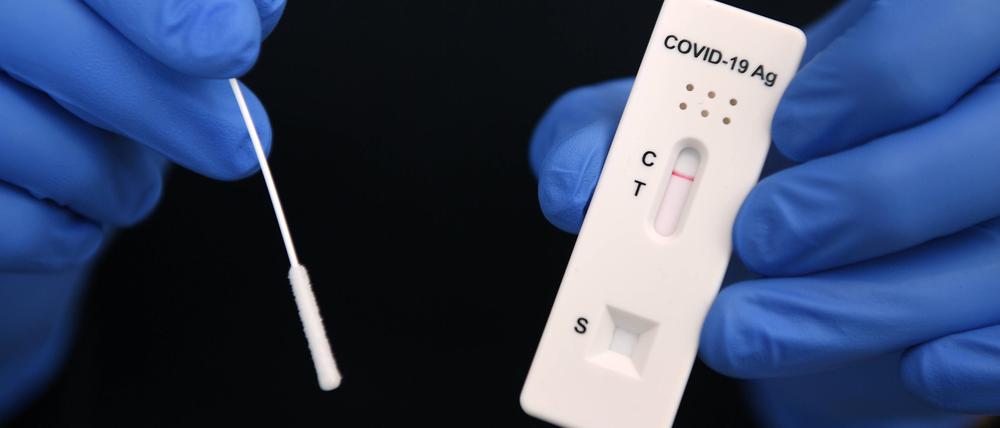  Negativer Sars-CoV-2-Rapid-Antigen-Schnelltest und Tupfer.