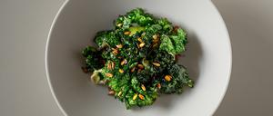 Grünkohl-Chips aus Spitzkohl, Rettich und Sonnenblumencreme im Restaurant Merold in Berlin-Neukölln.