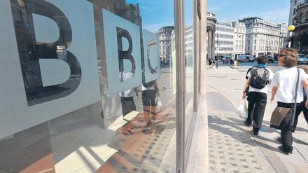 Für Kritiker ist die BBC ein anachronistischer Subventions-Junkie. Die Politik weiß jedoch, was sie am öffentlich-rechtlichen Sender hat. Foto: dpa
