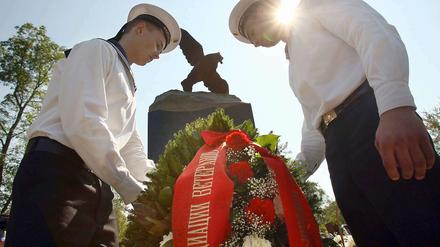 Russische Matrosen am "Kursk"-Mahnmal in St. Petersburg.