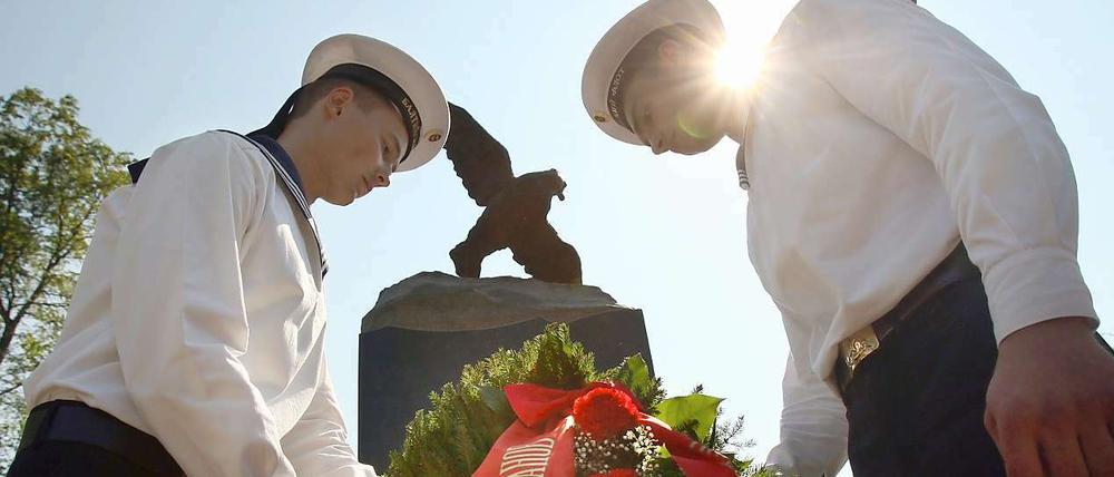 Russische Matrosen am "Kursk"-Mahnmal in St. Petersburg.