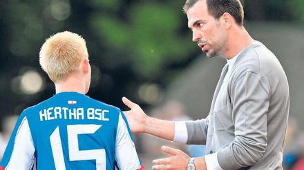 Das innere Brodeln. Markus Babbel (r.) gibt Sascha Bigalke Anweisungen. Foto: dpa