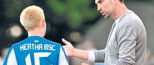 Das innere Brodeln. Markus Babbel (r.) gibt Sascha Bigalke Anweisungen. Foto: dpa