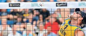 Fast verfangen. Überraschend knapp setzten sich Brink (im Bild) und Reckermann im erstem EM-Spiel in Berlin durch.