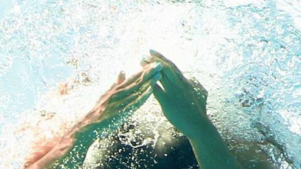 Abtauchen Unmöglich. Die Betreuung von minderjährigen Sportlern erfordert nicht nur Einfühlungsvermögen, sondern auch das Erkennen von fragwürdigen Situationen.
